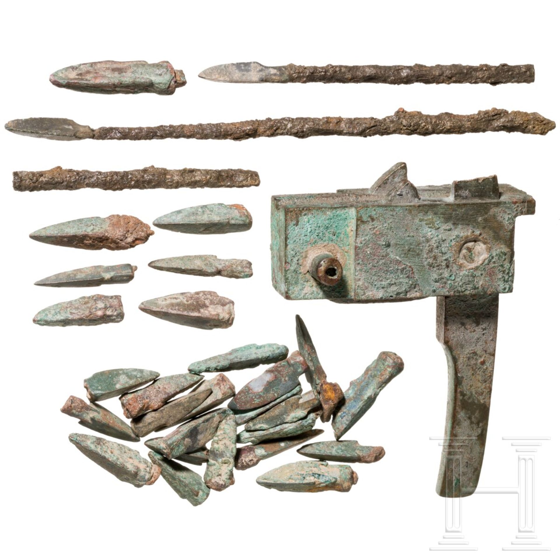 Armbrustschloss und Sammlung Pfeilspitzen, China, Han-Dynastie, 206 v. Chr. – 220 n. Chr.