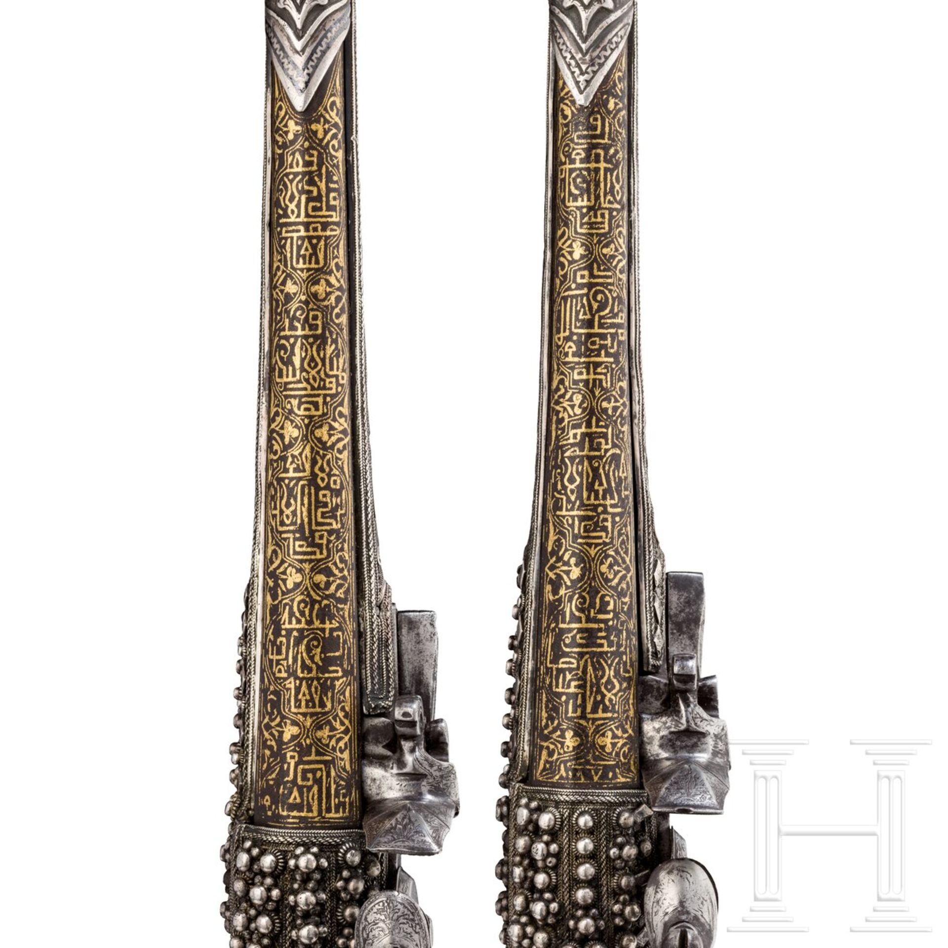 Ein Paar goldtauschierte und silbermontierte Prunk-Steinschlosspistolen, balkantürkisch, 19. Jhdt. - Image 7 of 8