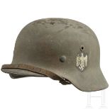 Stahlhelm M 40 des Heeres mit einem Abzeichen