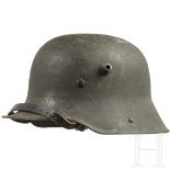 Stahlhelm M 16/40 des Heeres