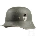 Stahlhelm M 18/34 des Heeres mit einem Abzeichen