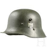 Stahlhelm M 17/34 des Heeres mit beiden Abzeichen