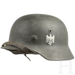 Stahlhelm M 40 des Heeres mit einem Abzeichen