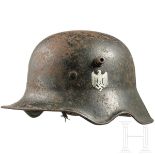 Stahlhelm M 18/34 des Heeres mit Ohrenausschnitt und einem Abzeichen