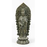 Statuette einer stehenden Guanyin, China, 19./20. Jh., Bronze. Auf runden Lotussockel gestellt,