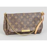 Louis Vuitton Monogram Canvas, Taschenfront mit Magnetschließe. Tragekette und abnehmbarer