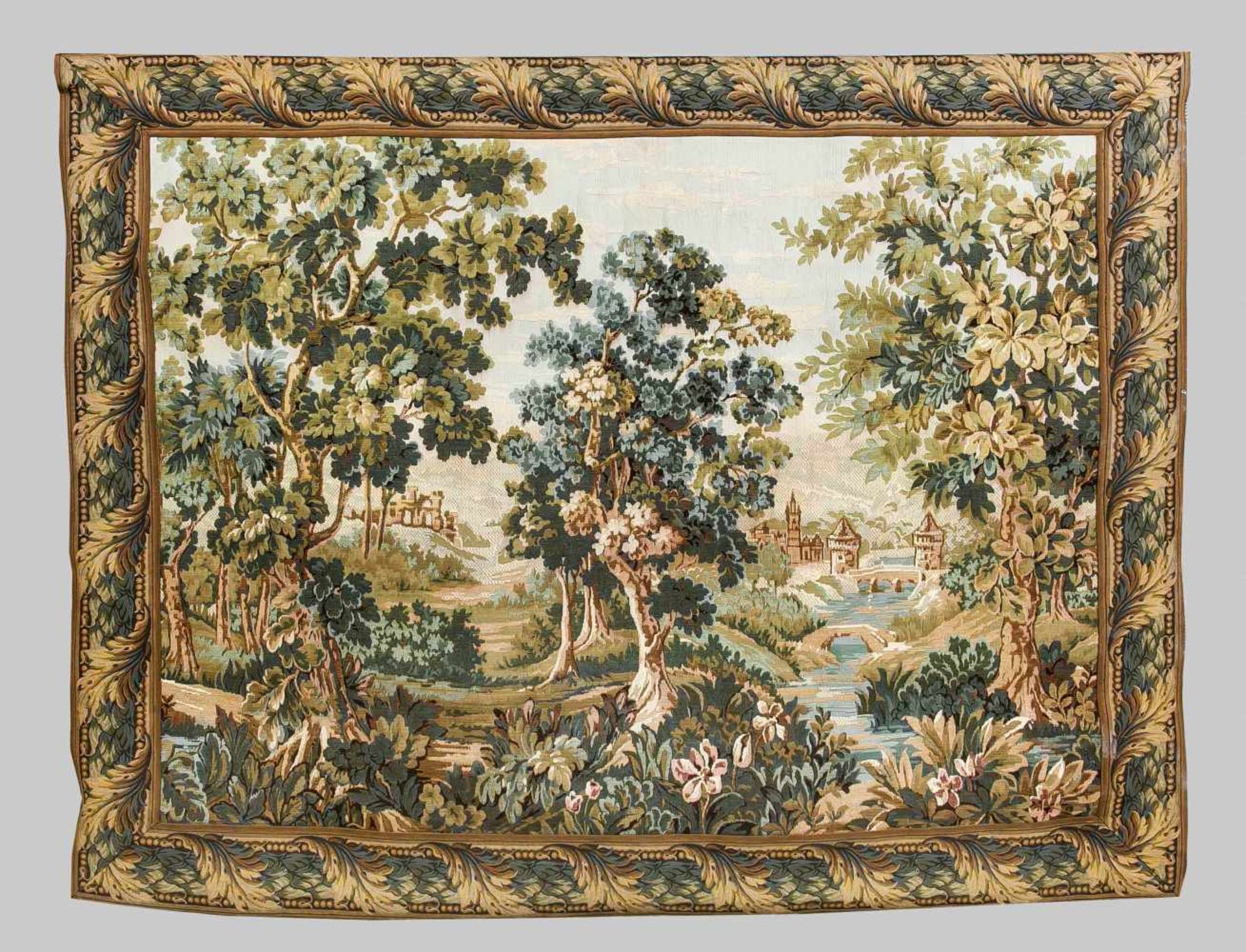 Historismus-Tapisserie, 20. Jh., arkadische Landschaft mit Schlössern und Burgen. Bordüre mit