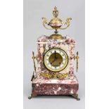 Franz. Kaminuhr um 1860, rosa/weinrot geäderter Marmor, bekrönt von einer Schale mit vergoldeten