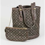 Louis Vuitton Bucket Bag mit Pochette an Kette. Stoff mit Monogramm, verstellbare Leder-Trageriemen.