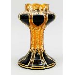Vase, Anf. 20. Jh., runder Stand, schlanker kantiger Korpus , darüber ausladend, Mündungsrand in