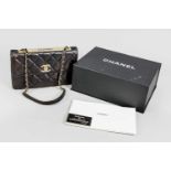 Chanel Flapbag in schwarz im Original Karton, mit Original Authetifizierungskarte. Minimale