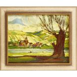 Unidentifizierter Maler um 1960, Flußufer mit Korbweide und Dorf vor hügeliger Felderlandschaft