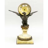 Tischuhr Greifvogel der eine Lupenkugel mit innenliegender Uhr trägt, Weißguss bronziert, Sockel aus