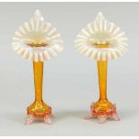 Vasenpaar, 1. H. 20. Jh., blütenförmiger Stand, schlanker Korpus mit weit aufgebogenem, gewellten