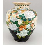 Große Satsuma Ikebana Vase, Japan, Ende 19. Jh. (Meiji). Umlaufend dekoriert in Satsuma-Palette