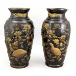 Paar große Baluster Vasen, Japan, Ende 19. Jh. (Meiji), Bronze. Umlaufender Reliefdekor mit
