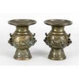 Paar kleine Gu Vasen, China, 19. Jh., Bronze. Der Korpus eingeteilt in zwei passig geschweifte