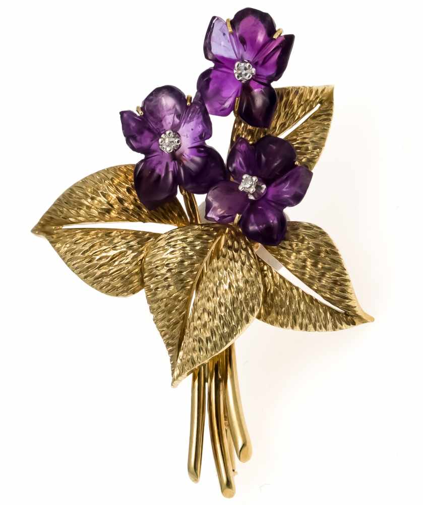 Blumenstrauß-Brosche GG 585/000 mit fein geschnitzten Amethyst-Blüten und 3 Brillanten, zus. 0,09 ct