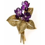 Blumenstrauß-Brosche GG 585/000 mit fein geschnitzten Amethyst-Blüten und 3 Brillanten, zus. 0,09 ct