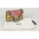 Gucci Dionysus Handtasche, Schnalle mit Drachen-Applikation aus Metall, rosa Samtschleife mit