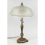 Tischlampe, Ende 19. Jh., Bronze, Milchglas. Runder, profilierter Sockel auf 3 Volutenfüßen,