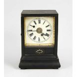 Tischuhr Holz schwarz mit Weckerwerk auf Glocke, um 1900, Uhrwerk läuft an, Zifferblatt mit arab.