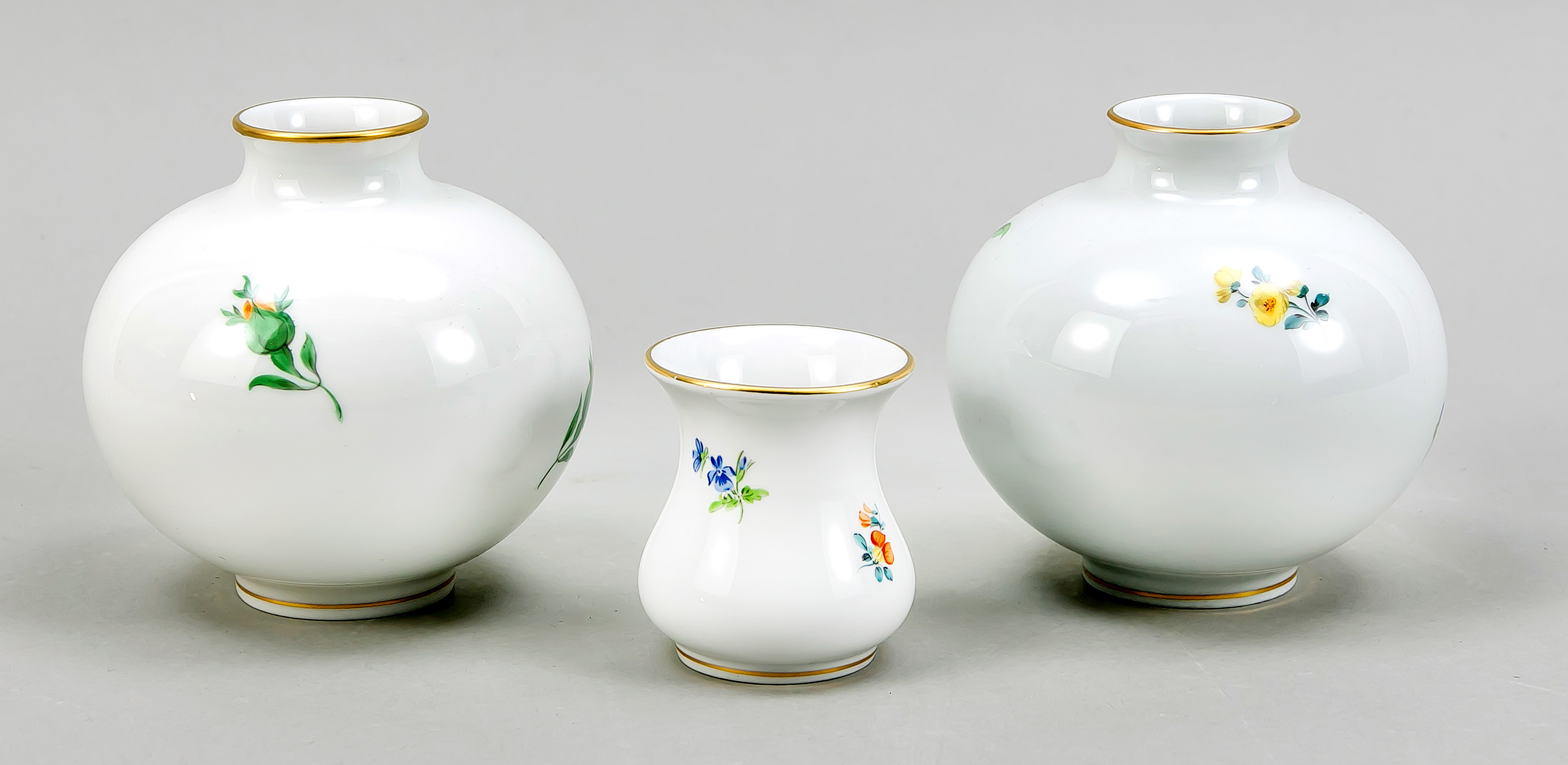 Drei Vasen, Meissen, 2. H. 20. Jh., 1. und 2. W., 2x Kugelform, 1x geschweift, jeweils mit po - Image 2 of 2