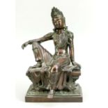 Sitzende Guanyin mit Sockel (2 Teile), China/Tibet, 19./20. Jh., Bronze. Mit angewinkeltem Be