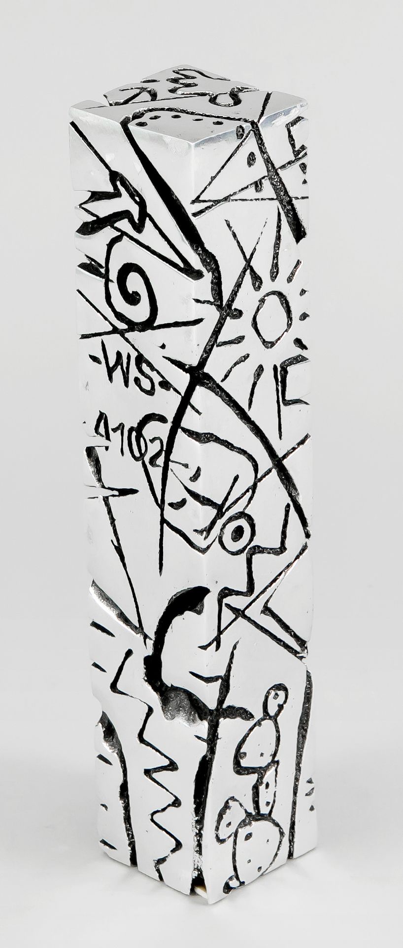 Monogrammist WS, Bildhauer Ende 20. Jh., Stele mit naiven Ritzzeichnungen, Weißmetall, rück - Image 2 of 2
