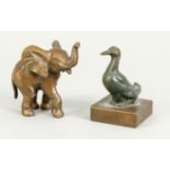 2 Tierfiguren um 1920, junger Elefant und Gans, patinierte Bronze, unsign., bis H. 9 cm