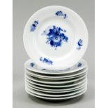 Zehn kleine Teller, Royal Copenhagen, 20. Jh., 1. W., Korbrandrelief, Dekor blaue Blume, Mode