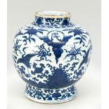 Blau-weiße Vase mit Kranichdekor, China, 16. Jh., Ming-Dynastie (Jiajing 1522-1566). Schwere