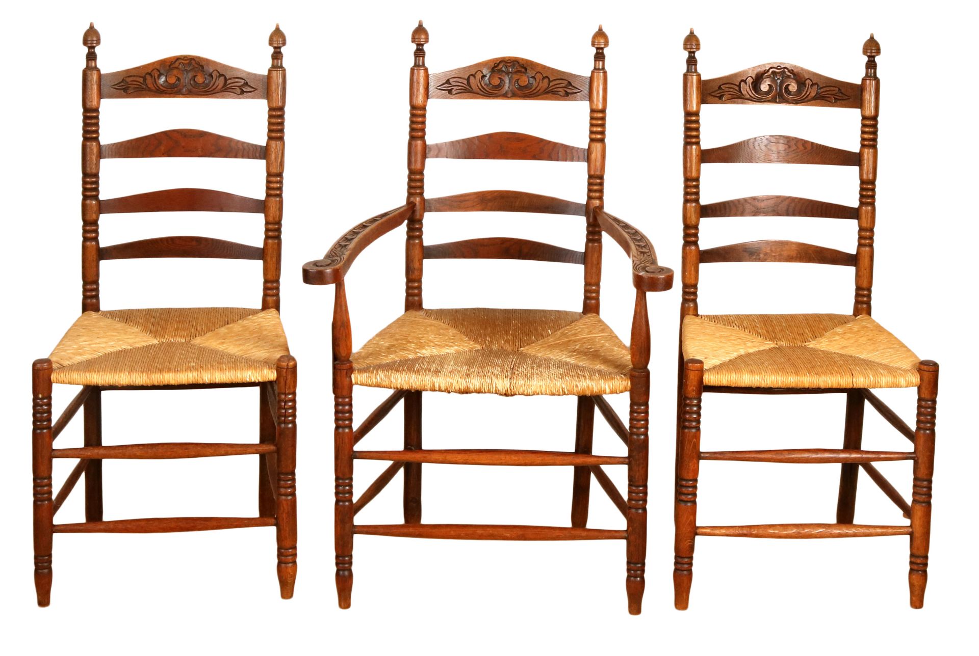 4 Stühle und 1 Armlehnstuhl, Friesland um 1870, Eiche, Sitz mit Binsengeflecht, 104 x 48 x 4