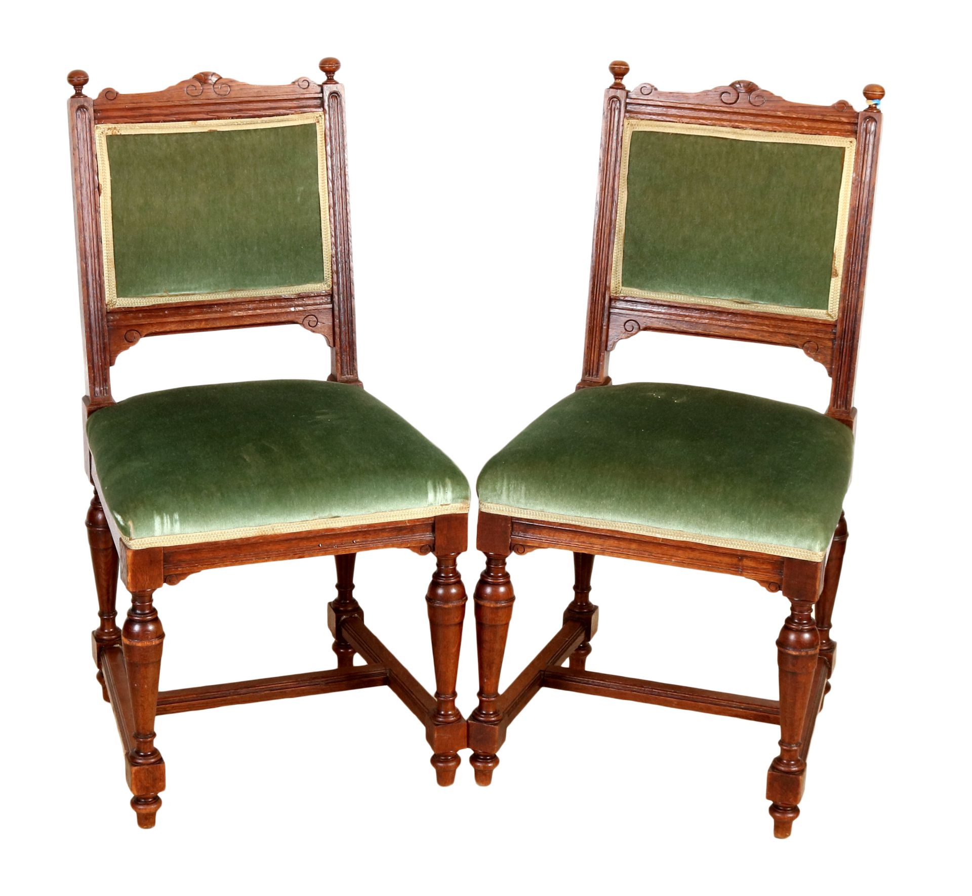 4 Stühle, Frankreich um 1880, Eiche massiv, gedrechselte Beine, grüner Mohair-Bezug, 93 x 4