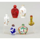 Konvolut Snuffbottles, China, 20. Jh., von Schnitzlack bis Pekinglas, insges. 6 Stück, leich