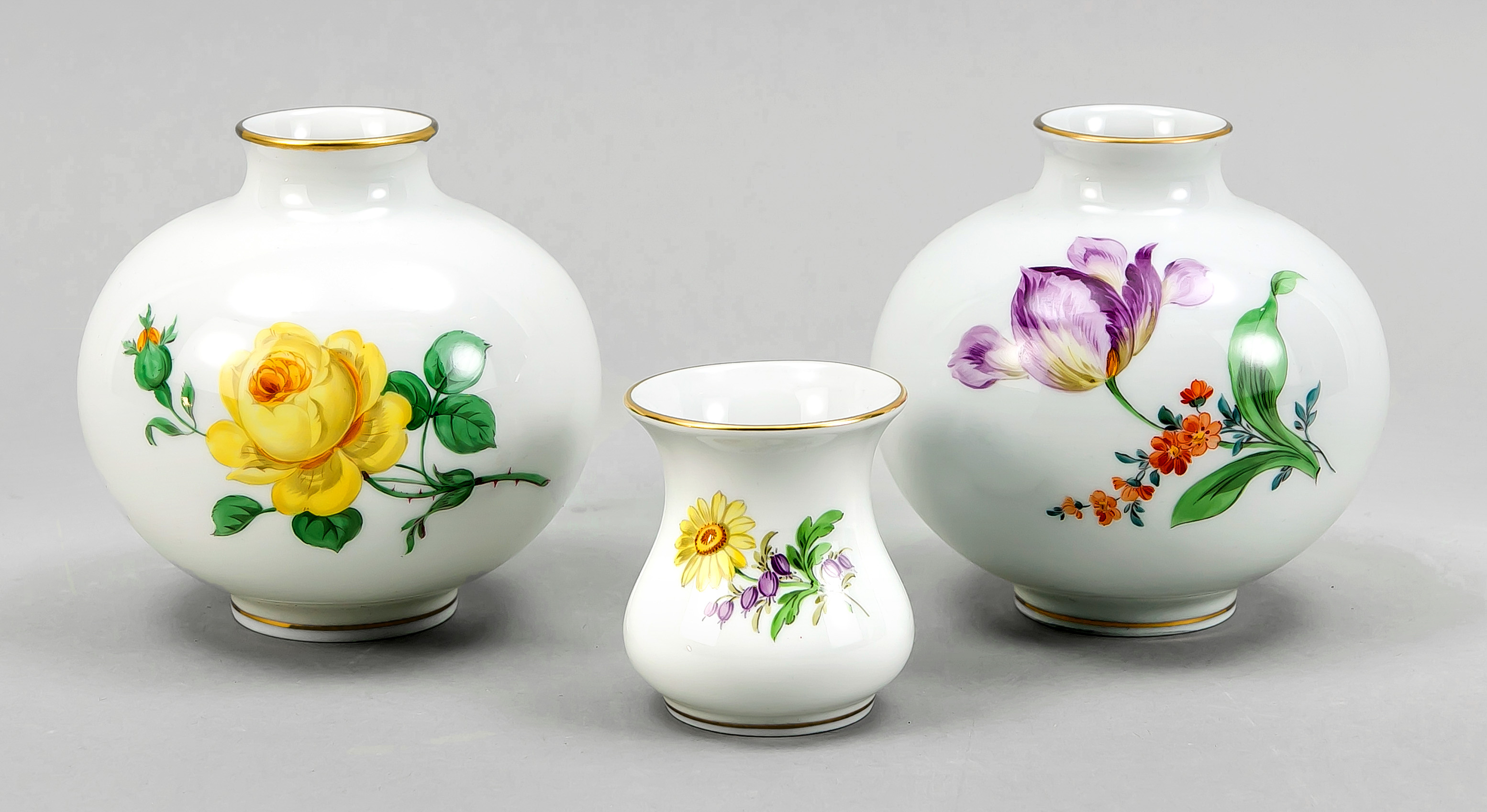 Drei Vasen, Meissen, 2. H. 20. Jh., 1. und 2. W., 2x Kugelform, 1x geschweift, jeweils mit po