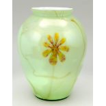 Vase, 20. Jh., runder Stand, ovoider Korpus lindgrünes Glas, mit weißem Innenüberfang und