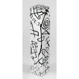 Monogrammist WS, Bildhauer Ende 20. Jh., Stele mit naiven Ritzzeichnungen, Weißmetall, rück