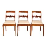 3 Biedermeier-Stuhle um 1830, Mahagoni, herausnehmbares Sitzpolster, 80 x 47 x 40 cm.- Das Möbel