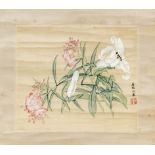Rollbild, wohl China, 1. H. 20. Jh., Seidenmalerei mit Lilien und Päonien, Kalligrafie, Kün
