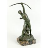 Edouard Drouot (1859-1945), Bogenschütze mit erlegtem Adler, grünlich patinierte Bronze, si