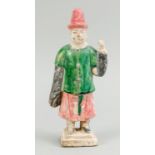 Keramikfigur, China, Ming-zeitlich. Stehender Mann auf quadratischer Plinthe, dreifarbig staf