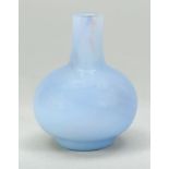 Kleine Pekingglas Vase/Snuffbottle, China, wohl um 1900. Flaschenvasenform aus himmelblauem G