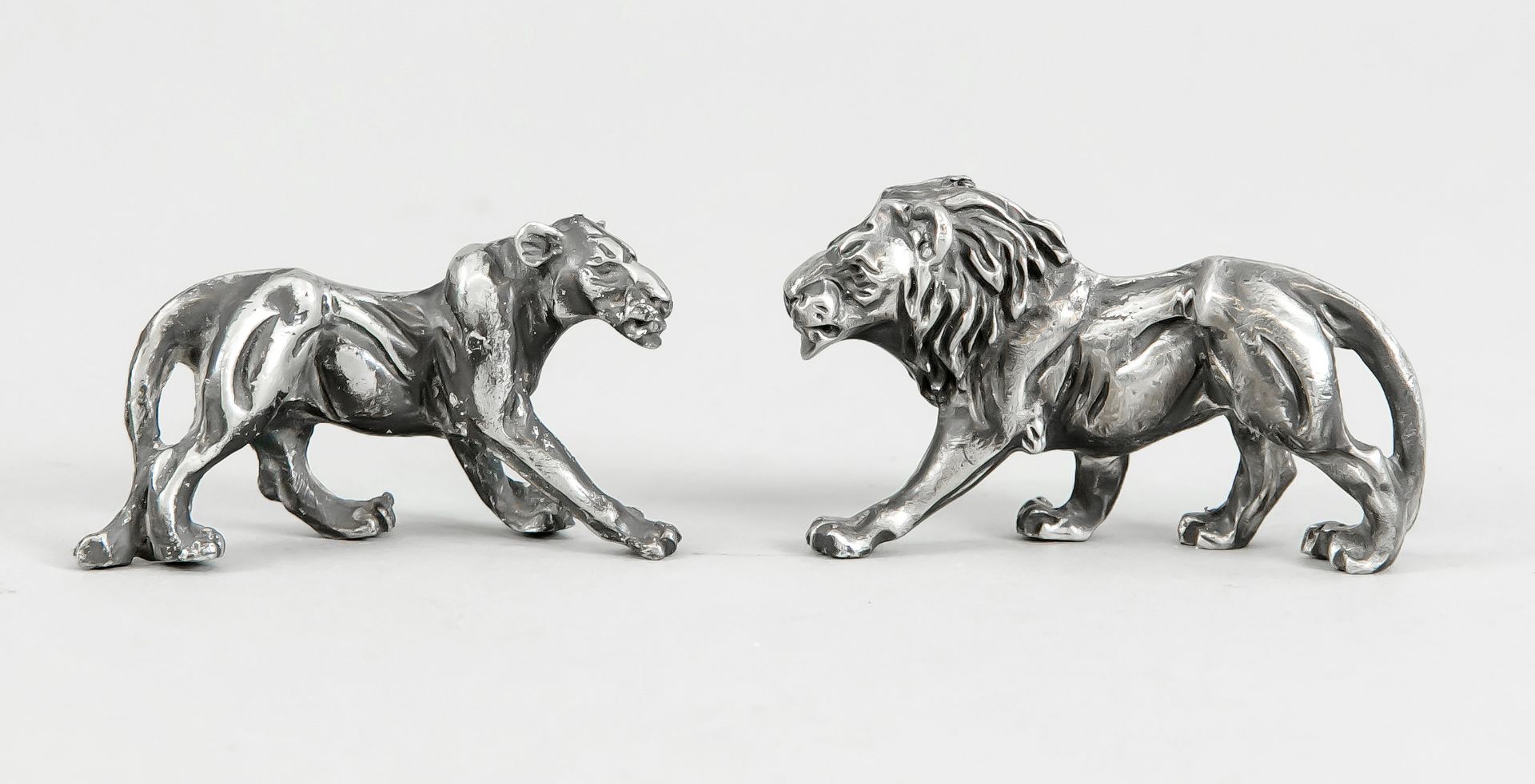 Zwei Tierfiguren, 2. H. 20. Jh., Weißmetall, Löwe und Löwin, L. 7,5 cm