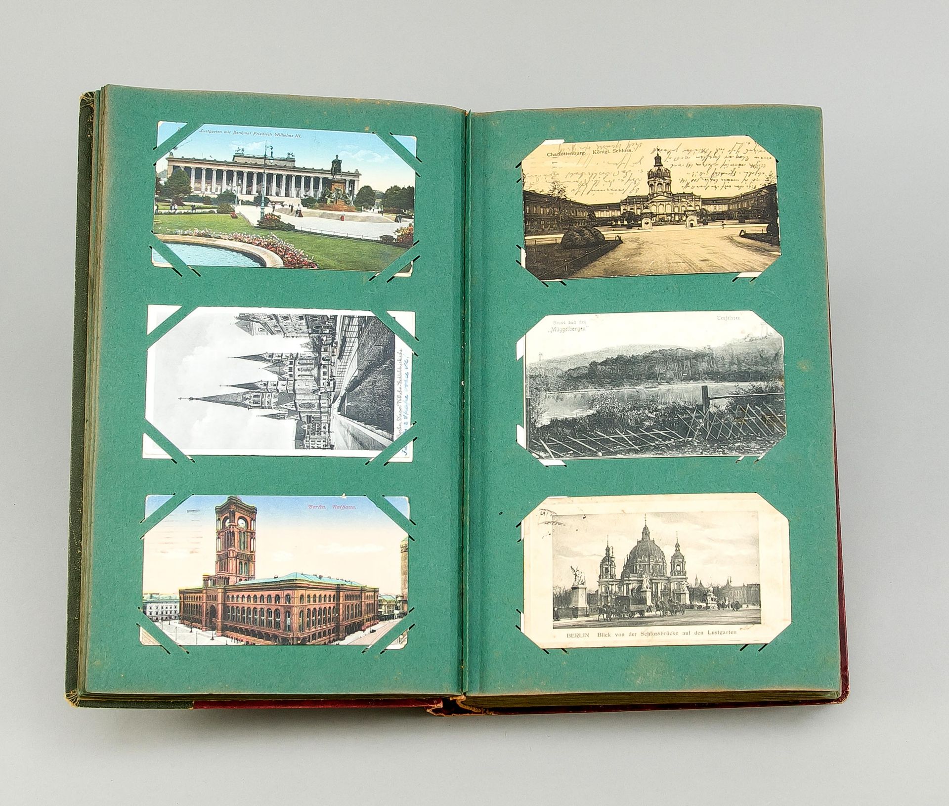 Album mit Ansichtskarten Berlin, 1. H. 20. Jh., 300 Stück, Umschlag leicht ber. & best., 37