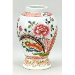 Kleine Famille Rose Vase, China, wohl 18. Jh. Leicht geschulterte Form mit kurzem, zylindrisc