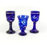 Konvolut von drei Teilen, 20. Jh., 2 Pokalgläser und 1 Vase, jeweils klares Glas, überwiege
