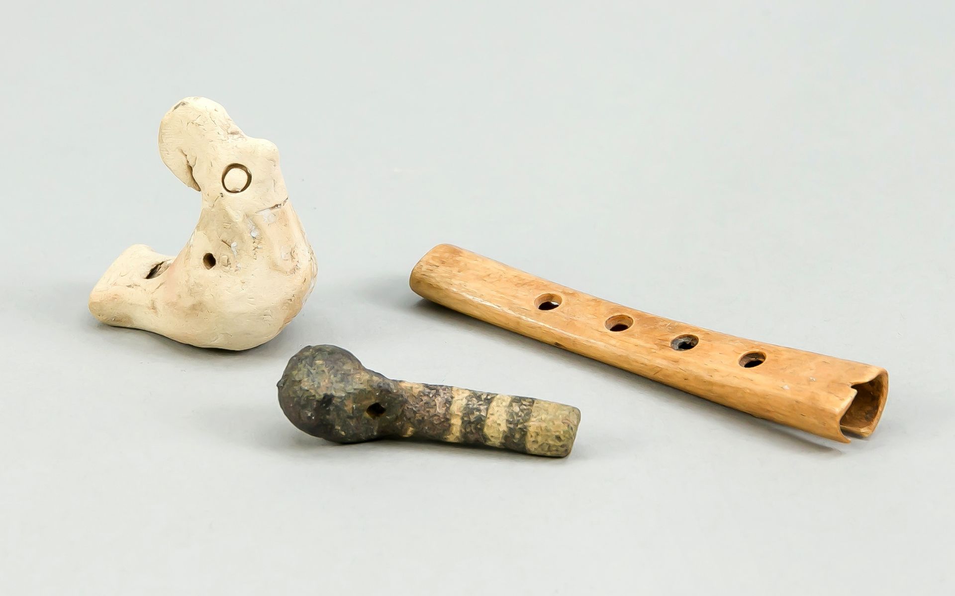 3 archaische Flöten, Südamerika, 14. Jh. und später. 2 x aus Ton, 1 x aus Knochen. Leicht
