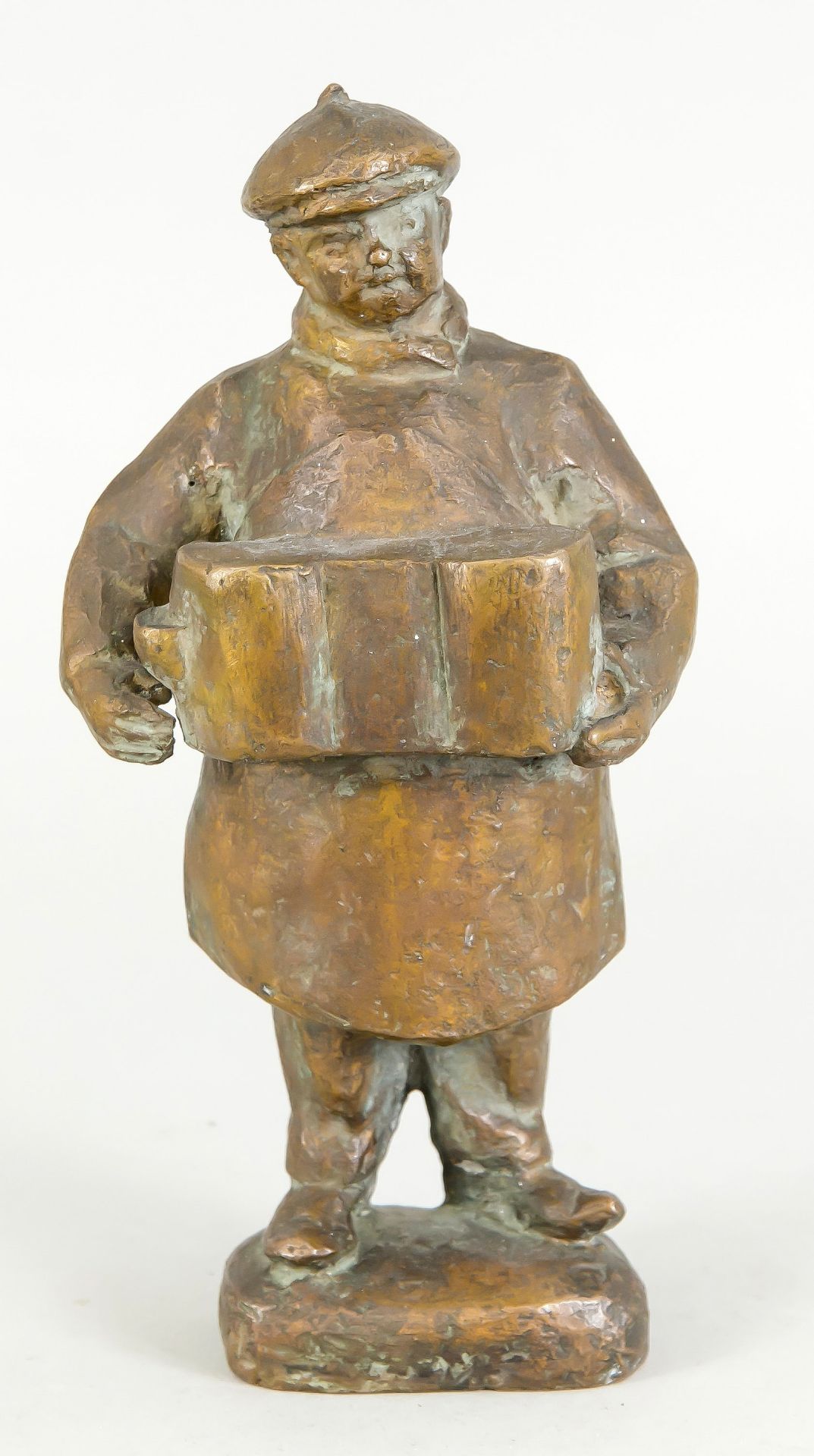 Unidentifizierter Bildhauer des 20. Jh., stehender Mann mit Akkordeon (?), patinierte Bronze,