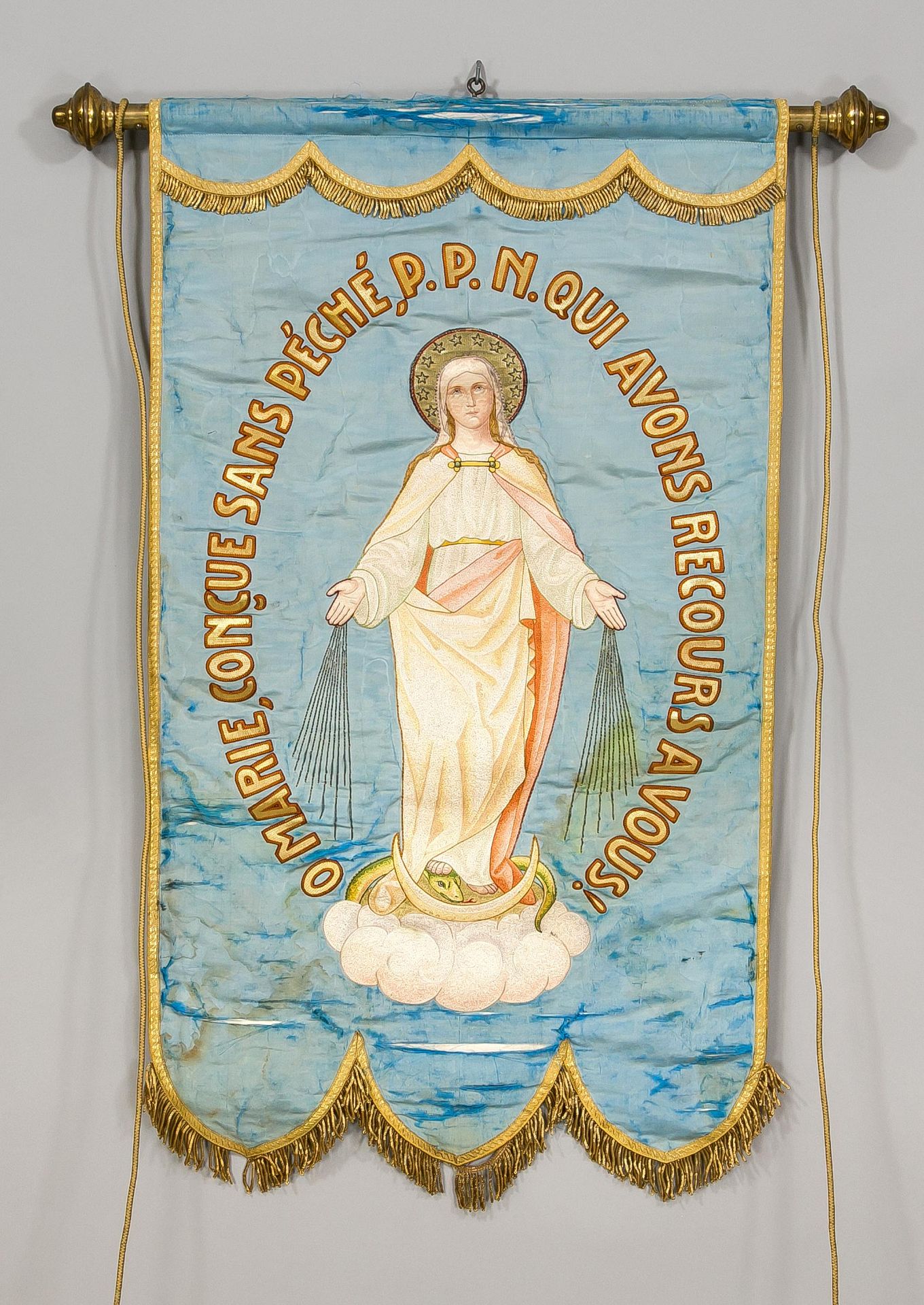 Maria Immaculata, Frankreich, 19./20. Jh., Stickerei auf Seide?. Stehende Maria auf einer Wol